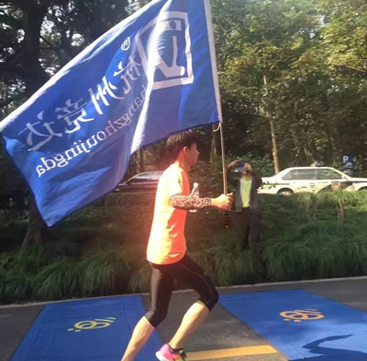 身披競達戰(zhàn)袍，杭馬全程42公里盡顯英姿！